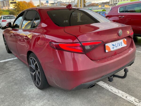 Alfa Romeo Giulia 2.2 JTDM Sprint – Elegancia y Potencia en un Sedán Premium - Image 8