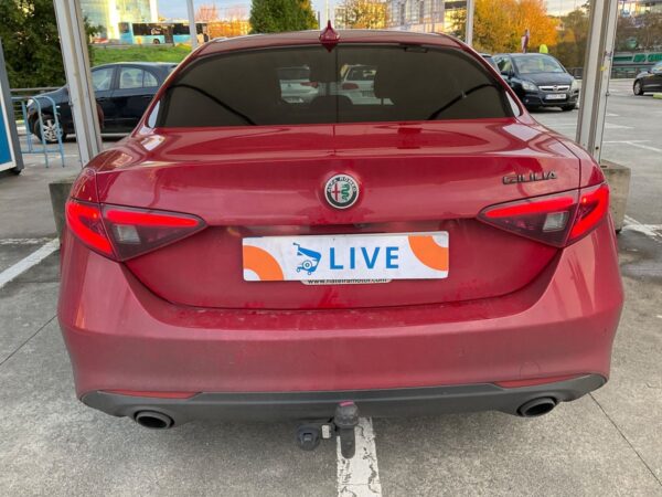 Alfa Romeo Giulia 2.2 JTDM Sprint – Elegancia y Potencia en un Sedán Premium - Image 9